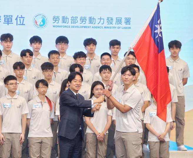 賴清德（前排左）總統28日出席「2024第47屆國際技能競賽代表團授旗典禮」，致詞期許選手再創佳績。（王英豪攝）