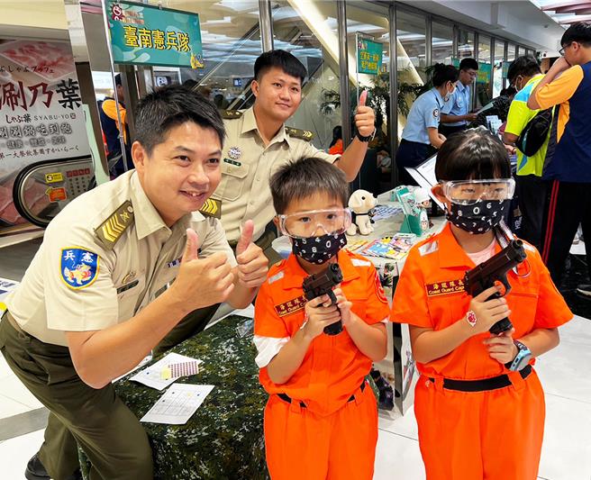台南大远百93军人节Ｘ向英雄致敬宣导活动，小朋友换上小小海军服超萌变装。（远百提供）