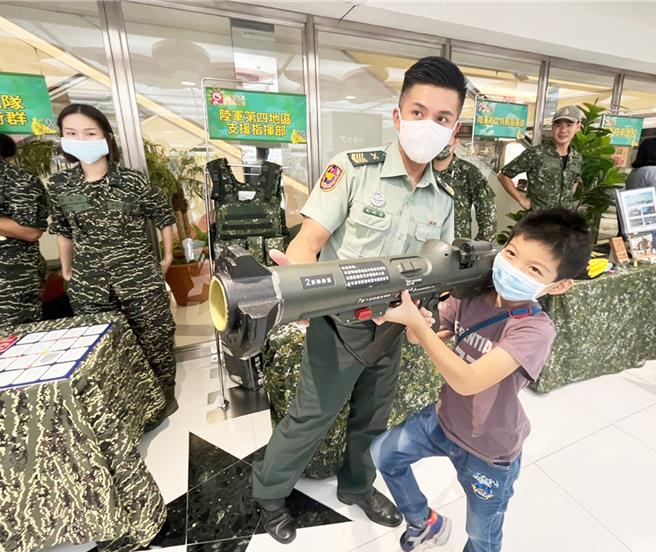 台南大远百93军人节Ｘ向英雄致敬宣导活动，体验扛大炮。（远百提供）