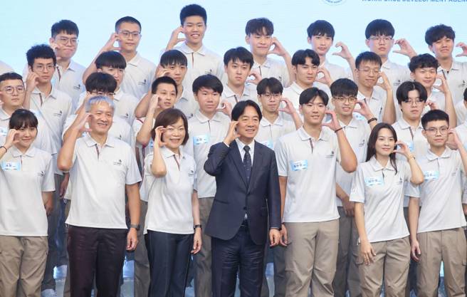 賴清德（前排左）總統28日出席「2024第47屆國際技能競賽代表團授旗典禮」，致詞期許選手再創佳績。（王英豪攝）