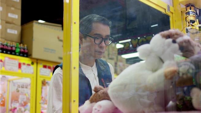 謝瓊煖的老公隱瞞太太的病情，只能玩夾娃娃機紓壓。（大愛提供）