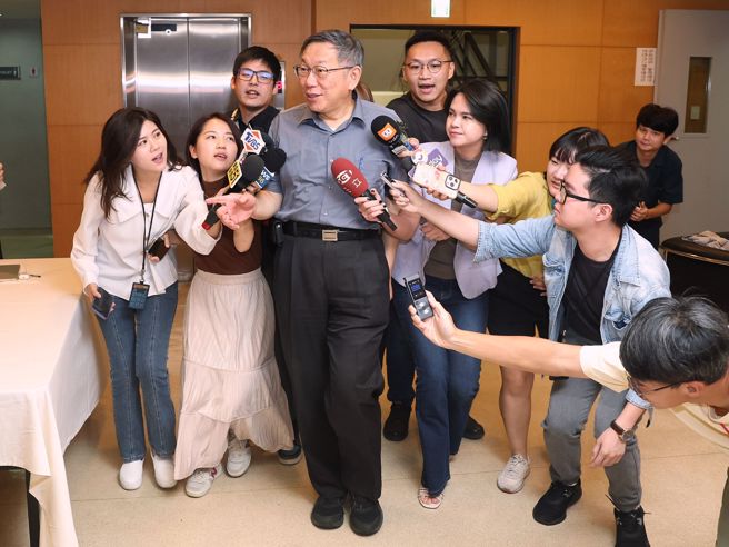 台湾民眾党28日晚上举行干部扩大会议，到场干部对于现场有媒体感到惊讶，党主席柯文哲面对媒体提问，不发一语双手用力从中开路。（杜宜谙摄）