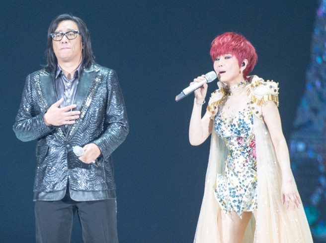 江蕙2015年「祝福演唱会」第20场与施文彬合唱经典名曲〈伤心酒店〉。 （图／中时资料照）