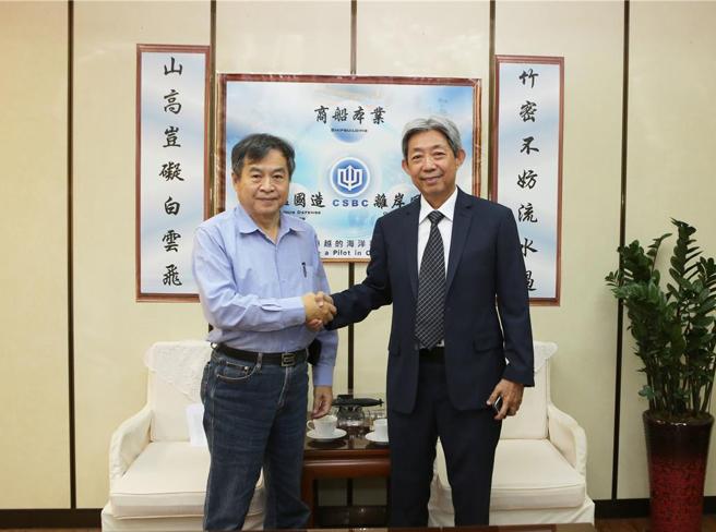 台船董事长黄正弘（右）与前董座郑文隆交接传承。图／台船提供