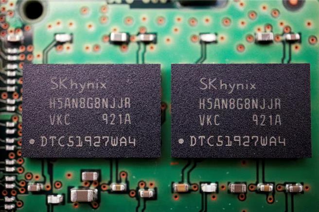 韩国半导体大厂SK海力士的记忆体晶片。（图／路透社）