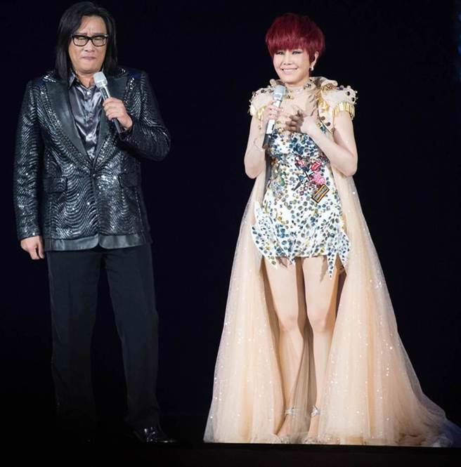 江蕙当年力挺不会台语的施文彬，两人合唱〈伤心酒店〉一曲让施文彬爆红。（图／中时资料照）