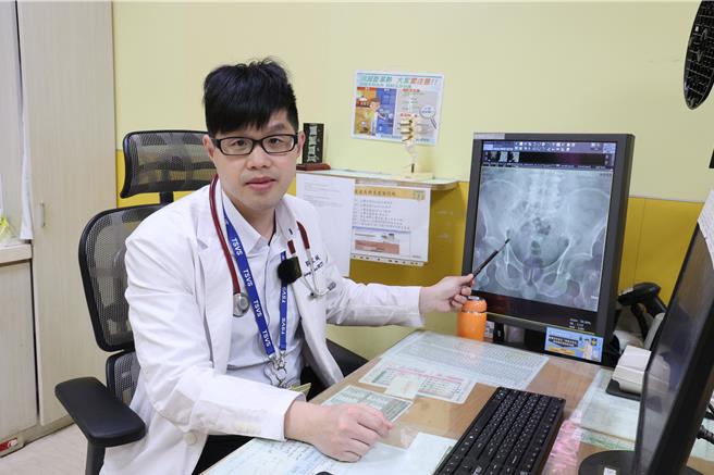 医师郭家诚利用微创技术，在患者髂静脉狭窄处放置血管支架，重建正常血液循环，术后患者肿胀情况明显改善。（员荣医院提供／孙英哲彰化传真）