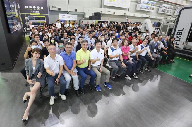 東台精機28日舉行今年第二次廠內展，東台集團董事長嚴瑞雄(前排右二)、東台精機副總經理兼發言人嚴璐(前排左一)全程參與。圖／東台提供