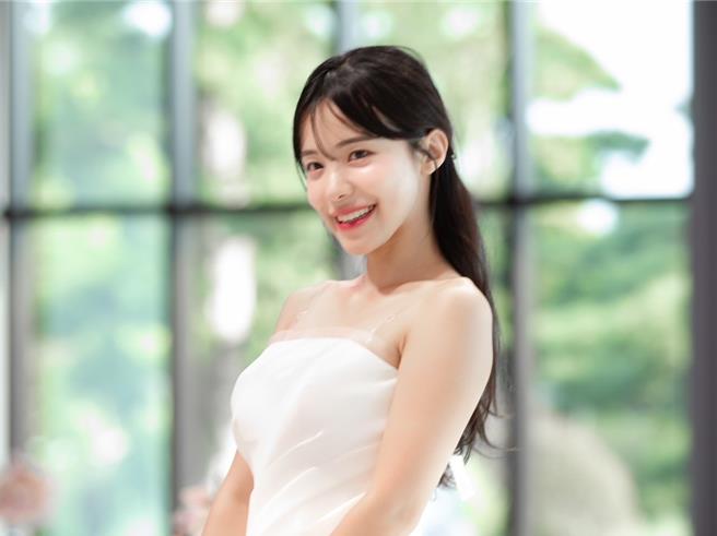 李多慧今天到彰化县永靖乡成美文化园参访、拍片，穿上超短裙婚纱，变身新娘造型亮相，大露香肩及白晰美腿。（成美文化园提供／孙英哲彰化传真）