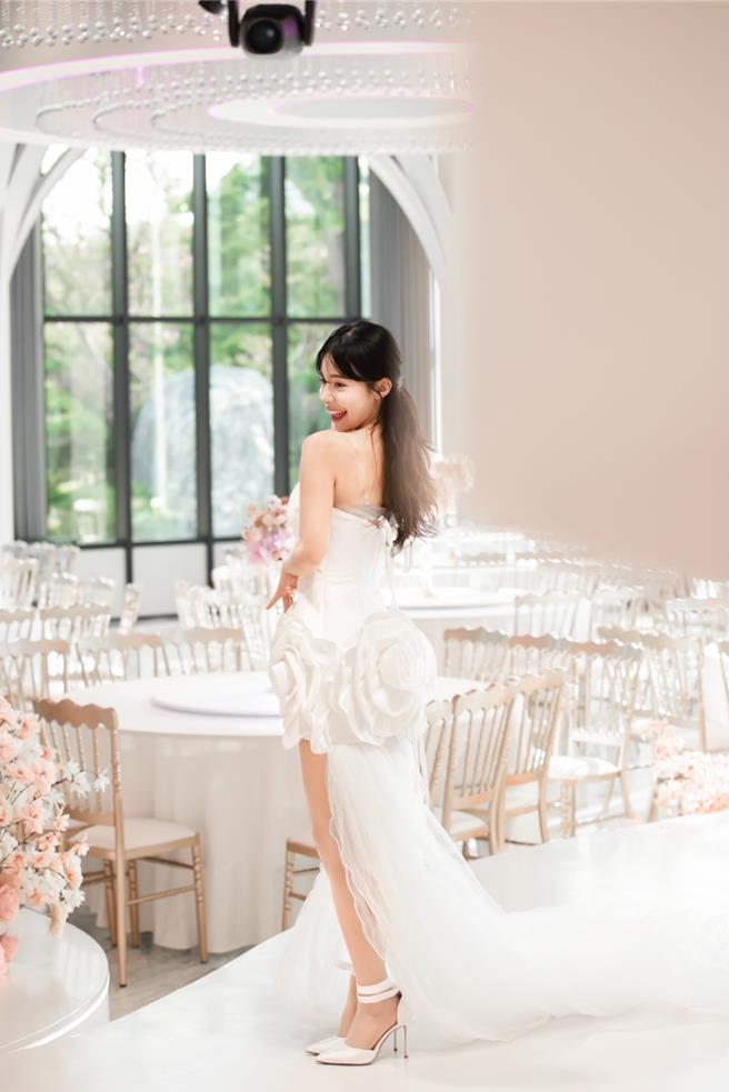 李多慧今天到彰化县永靖乡成美文化园参访、拍片，穿上超短裙婚纱，变身新娘造型亮相，大露香肩及白晰美腿。（成美文化园提供／孙英哲彰化传真）