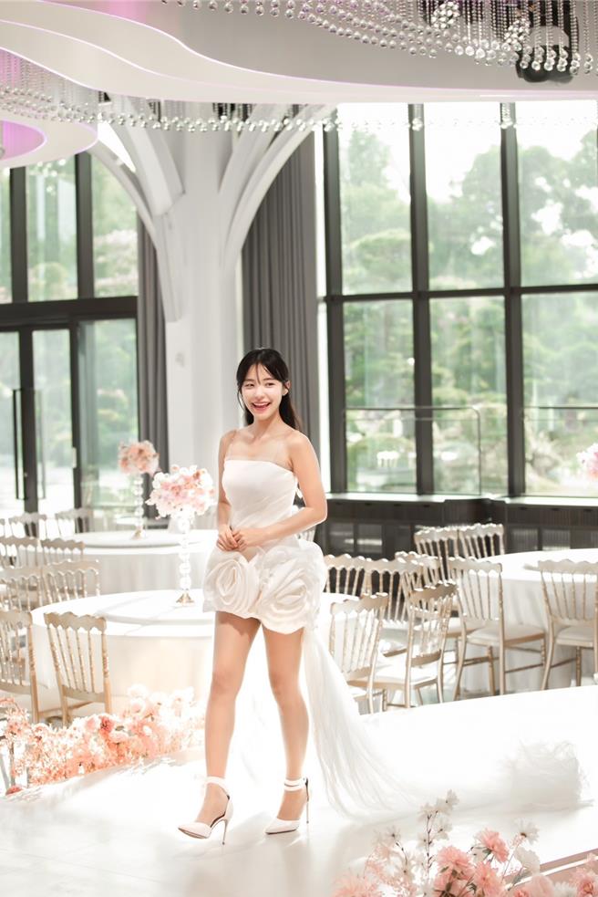 李多慧今天到彰化县永靖乡成美文化园参访、拍片，穿上超短裙婚纱，变身新娘造型亮相，大露香肩及白晰美腿。（成美文化园提供／孙英哲彰化传真）