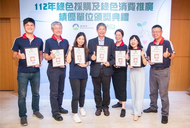 永豐餘旗下廠房28日獲得環境部頒發「綠色採購績優單位」。  圖／永豐餘提供