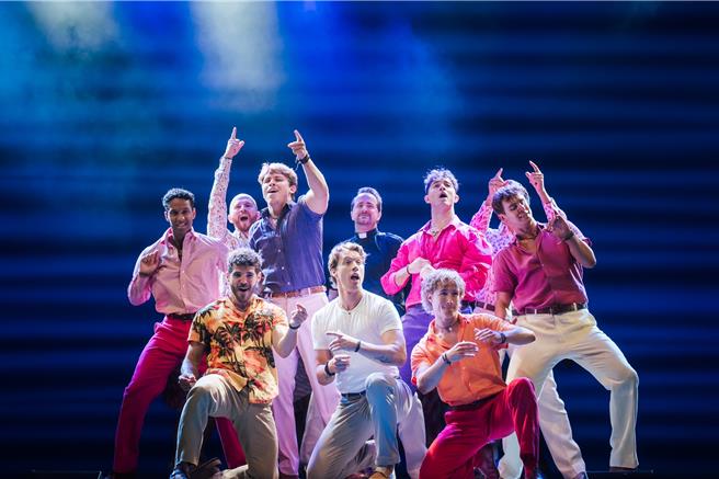 百老匯音乐剧《妈妈咪呀！》以希腊小岛为背景，编织出一段充满亲情、友情和爱情的动人故事。（宽宏艺术提供）