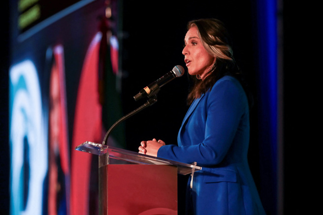 2024年8月24日，美国前眾议员加巴德于在墨西哥城举行的保守派政治行动会议 (CPAC) 上发表演说。（路透社）