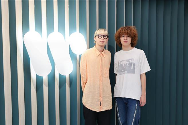 日本樂團luv成員Hiyn（左）與Ofeen首度來台，28日接受台媒訪問。（華納唱片提供）
