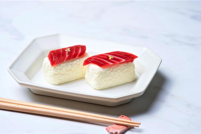 「鲔鱼握寿司」结合樱桃慕斯及茂谷柑慕斯搭配杏仁蛋糕，清爽微酸口感，深受网美们喜爱，每颗售价180元。（图／神旺普诺麵包坊提供）