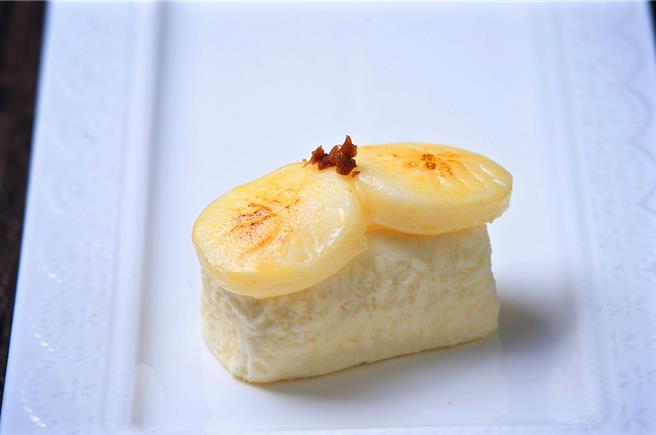 「干贝炙烧握寿司」以葡萄柚内馅作为主题，外观则以麻糬炙烧打造超逼真干贝造型，每颗180元。（图／神旺普诺麵包坊提供）