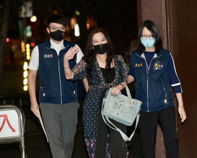 台北地檢署偵辦前台北市長柯文哲任內涉及之京華城案，28日指揮廉政署兵分48路搜索，並以貪污被告身分約談威京集團主席沈慶京，另拘提北市議員應曉薇（中），晚間移送北檢複訊。（郭吉銓攝）