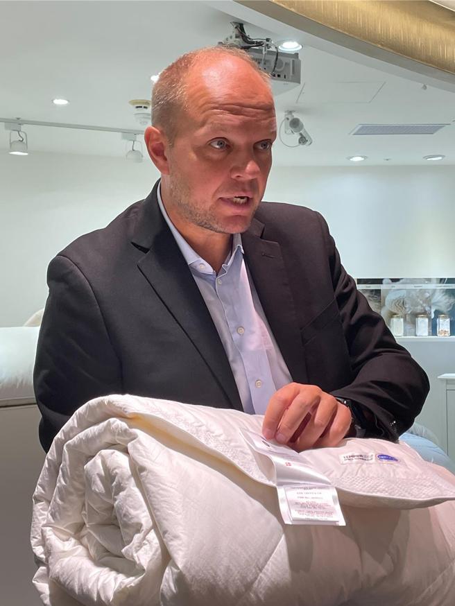 东妮寝饰引进新品牌，丹麦Quilts of Denmark品牌代表Kenneth Sorensen介绍太空眠羽绒被。图／李丽满