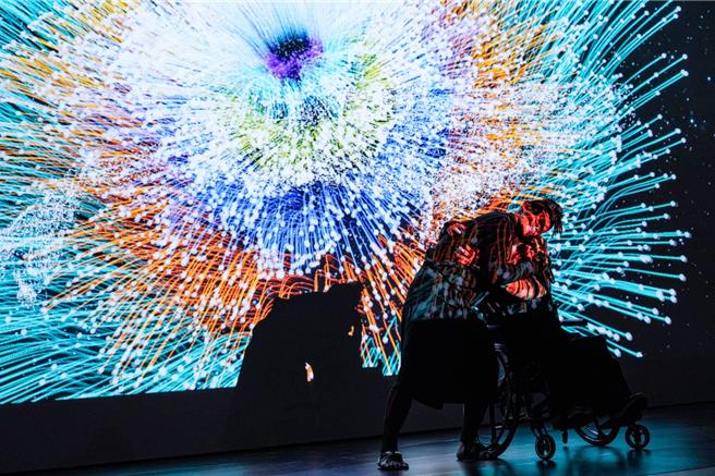 《想向》融合舞蹈和高科技的互动艺术，探索全球衝突对个体和集体意识的影响。（文化部提供／李怡芸台北传真）