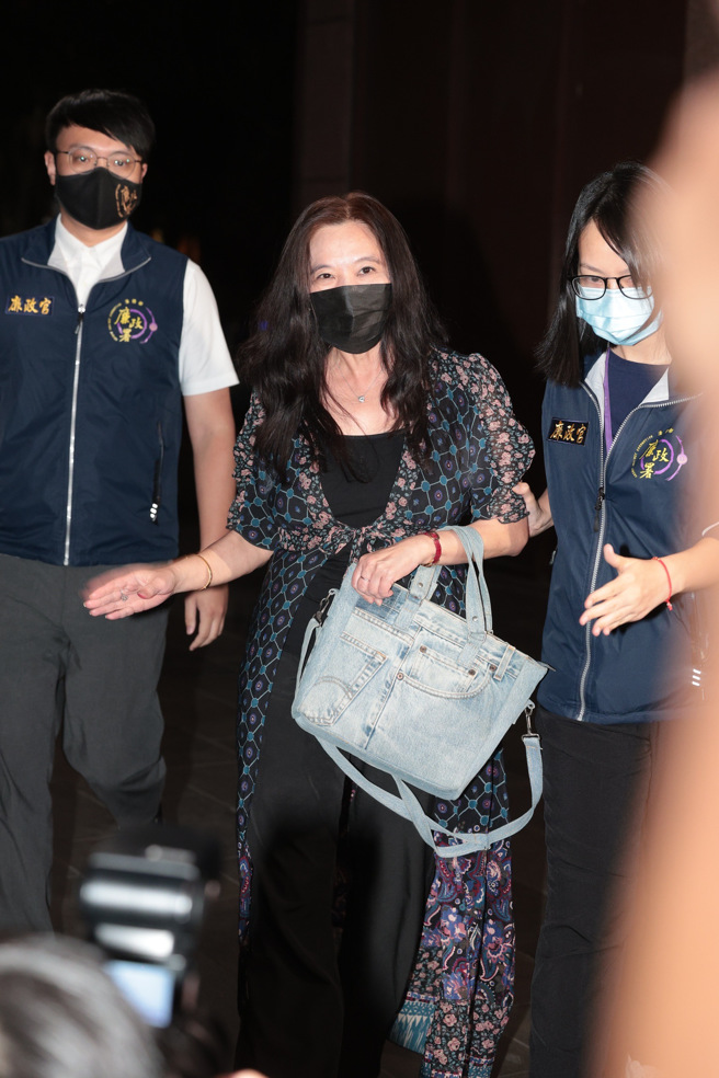 台北地檢署偵辦前台北市長柯文哲任內涉及之京華城案，28日指揮廉政署兵分48路搜索，並以貪污被告身分約談威京集團主席沈慶京，另拘提北市議員應曉薇（中），晚間移送北檢複訊。（郭吉銓攝）