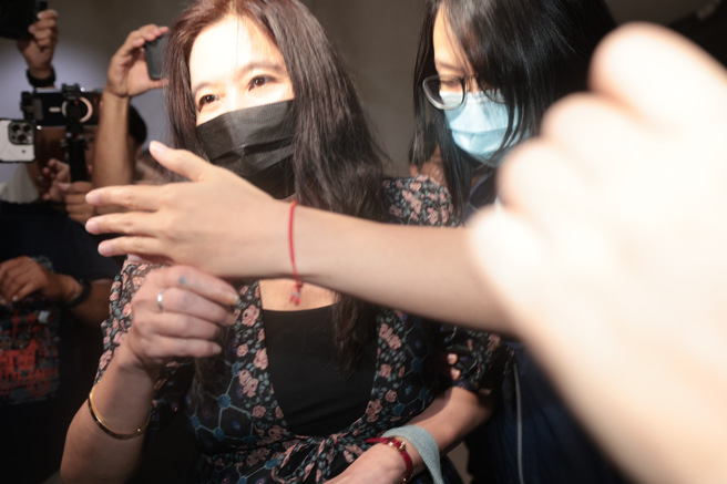 台北地檢署偵辦前台北市長柯文哲任內涉及之京華城案，28日指揮廉政署兵分48路搜索，並以貪污被告身分約談威京集團主席沈慶京，另拘提北市議員應曉薇（中），晚間移送北檢複訊。（郭吉銓攝）