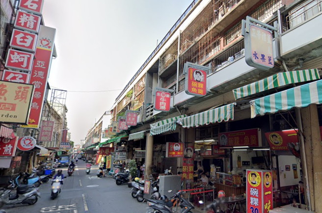 台南永乐市场招牌老旧褪色，近期全面更新设计，引起上万名网友称讚。（图／翻摄Google Maps）