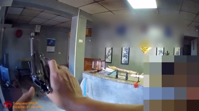 屏东警方获报到场，现场起车枪型打火机，并非网传的手枪，全案将依伤害罪送办。（翻摄画面）