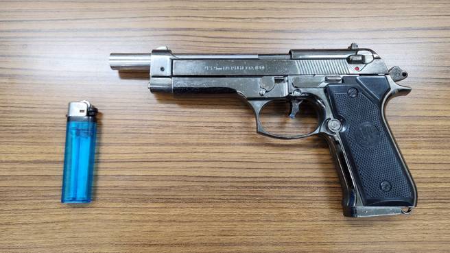 屏东警方获报到场，现场起车枪型打火机，并非网传的手枪，全案将依伤害罪送办。（翻摄画面）