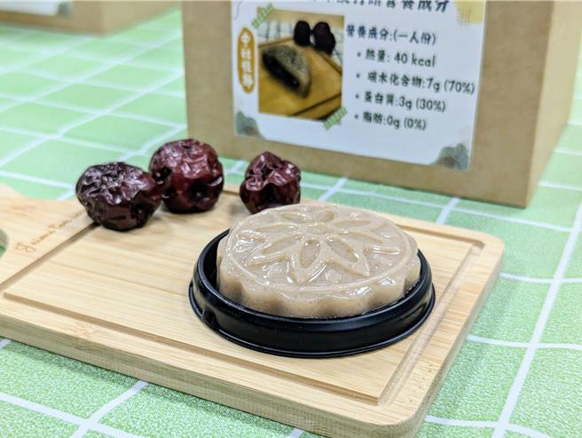 月饼通常高热量还高糖、高油，对身体健康容易造成负担，部立基隆医院营养师研发的「低卡茶香冰皮月饼」，容易制作，也能够吃得健康又安心。（张志康摄）