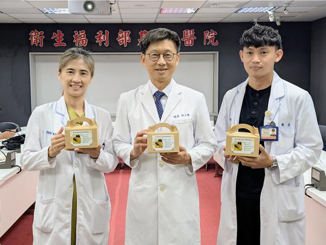 部立基隆医院院长林三齐（中）、营养科主任张皇瑜（左）、营养师杨智凯（右）共同推荐民眾可以在家中自行制作月饼，让今年中秋吃得健康又安心。（张志康摄）