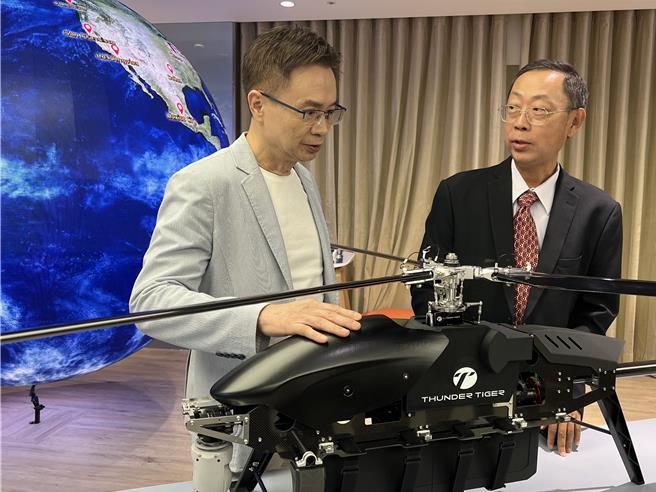貿協董事長黃志芳(左)28日表示，非紅供應鏈為台灣無人機帶來前所未有機遇。不過本土無人機龍頭雷虎科技執行長楊富森提醒，有兩大核心零組件我們無法自主，需要政府投資資源協助。(王玉樹攝)
