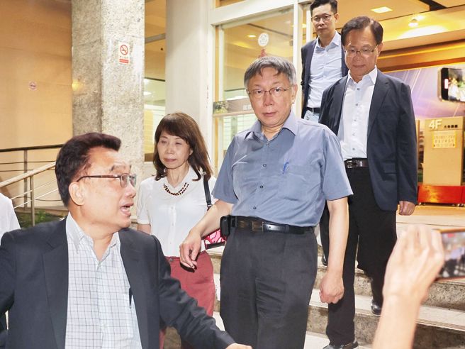 台灣民眾黨28日晚上舉行幹部擴大會議，黨主席柯文哲（中）離去時不發一語。（杜宜諳攝）