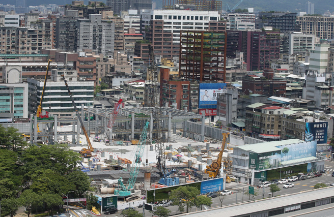 圖為京華城改建工地、興建中的「京華廣場」。（范揚光攝）