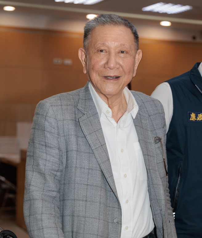 台北地檢署偵辦前台北市長柯文哲任內涉及之京華城案，28日指揮廉政署兵分48路搜索，並以貪污被告身分約談威京集團主席沈慶京（中），晚間移送北檢複訊。（郭吉銓攝）