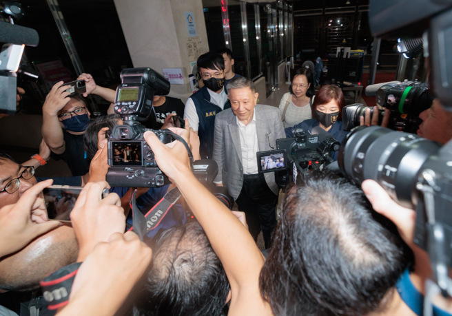 台北地檢署偵辦前台北市長柯文哲任內涉及之京華城案，28日指揮廉政署兵分48路搜索，並以貪污被告身分約談威京集團主席沈慶京（中），晚間移送北檢複訊。（郭吉銓攝）