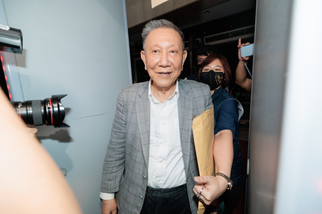 台北地检署侦办前台北市长柯文哲任内涉及之京华城案，28日指挥廉政署兵分48路搜索，并以贪污被告身分约谈威京集团主席沈庆京（中），晚间移送北检复讯。（郭吉铨摄）