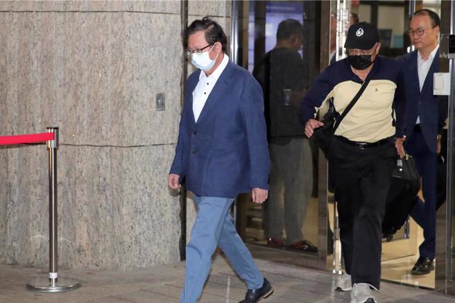 被关47天交保的郑文灿身穿衬衫、戴着口罩，肉眼可见郑身型消瘦不少。（黄世麒摄）