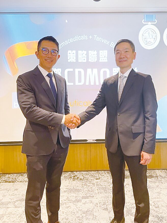 保瑞董座盛保熙（左）、泰福董座陈林正27日宣布策略联盟。图／杜蕙蓉