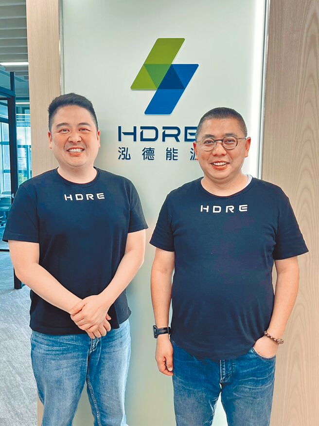 董事长谢源一表示，想打造国际智慧电力公司的品牌，一个容易理解记忆且兼具现代感与国际化的标志至关重要；图为泓德能源董事长谢源一（左）、总经理周仕昌。图／泓德能源提供