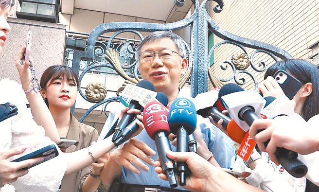 民眾党党主席柯文哲政治献金帐目风波不断，27日柯文哲出门面对媒体只回答，会找个时间开记者会。（陈俊吉摄）