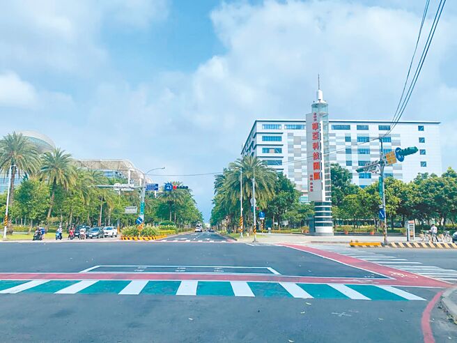 涉及郑文灿贪污案的杨男、侯男及廖男自筹2000万元于2011年成立鸿展公司，以美光晶圆科技公司有意设厂为由，促郑文灿建议争取中央核定「国家重大建设计画」，郑文灿也多次于会议中按照廖男等人要求指示办事。（姜霏摄）