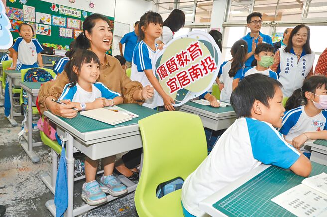 许多县市找不到代理教师，徵才最困难的是理工科。南投县长许淑华（左）重视学生教育，有鉴于中小学代理教师荒，要教育处超前部署，教师甄试未录取者，徵求其同意分发至国中小担任代理教师，县内代理教师缺额仅12人。（杨静茹摄）