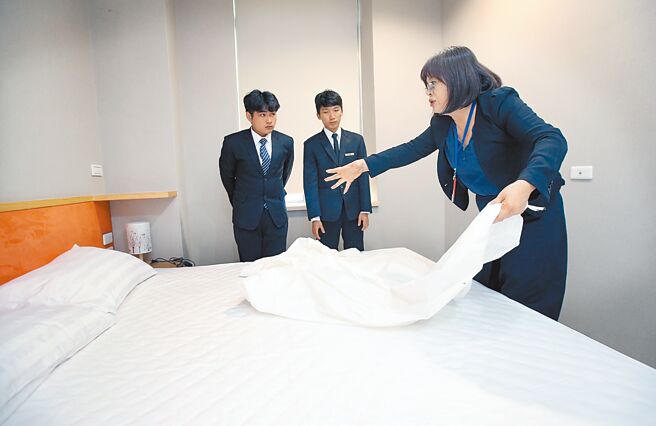 勞動部日前公告開放旅宿業聘雇副學士以上僑外生，從事旅宿業房務、清潔、訂房、接待及所屬餐廳外場工作，28日起上路實施。此為示意圖。（本報資料照片）