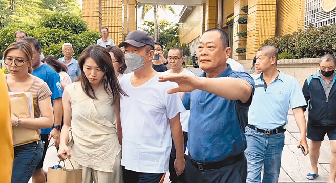 屏東縣議會議長周典論（左三）因郭台銘連署案涉嫌違反選罷法，一審判有期徒刑4年、褫奪公權6年，併科罰金500萬元。圖為周典論羈押200天後獲交保。（本報資料照片）