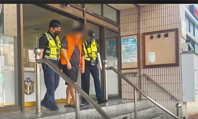 台中市東區22日發生9月大男嬰疑似遭父親虐死事件，27日在台中市立殯儀館解剖，結果鑑定中；男嬰生母甘女亦現身殯儀館，淚訴「還沒聽到他叫媽媽就走掉了」，令人鼻酸。圖為日前男嬰父親遭警方移送畫面。（本報資料照片／潘虹恩台中傳真）