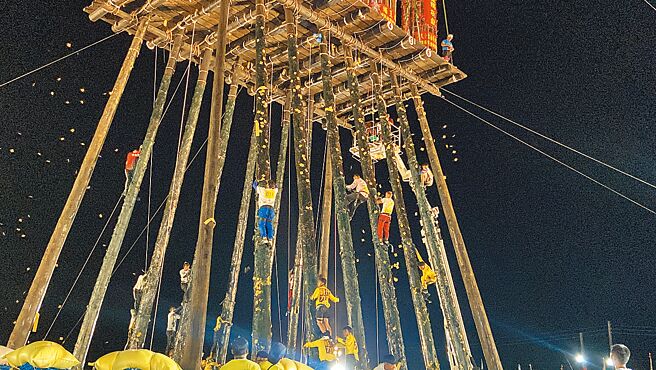 宜蘭頭城搶孤將在9月2日登場，但賽前發生棄賽風波，主辦方27日開會後決定對7支棄賽隊伍除名。圖為去年頭城搶孤。（本報資料照片）