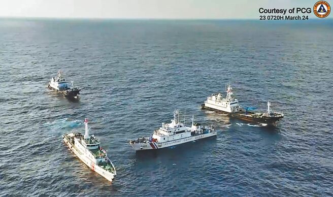 菲律賓海岸警衛隊26日發布聲明表示，由於中國在仙賓礁附近海域部署「過度力量」對菲律賓船隻進行管控，導致菲律賓船隻無法向滯留在仙賓礁的菲律賓海警船「特雷莎·馬格巴努亞」號運送基本物資。圖為23日中國海警船包夾菲律賓海警船。（摘自菲律賓海巡署官網）