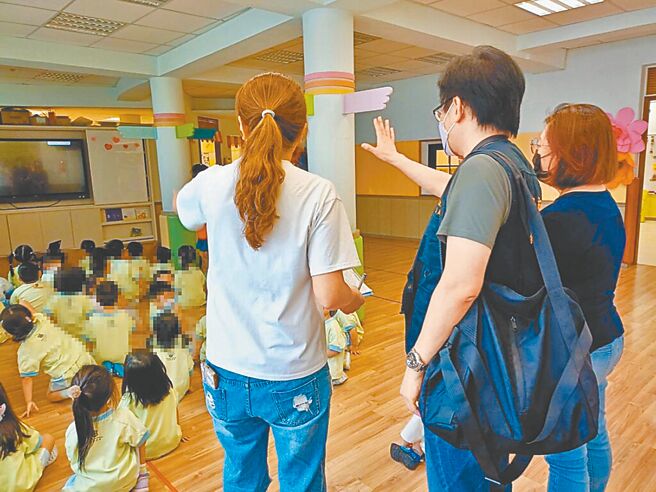 新北市教育局日前派員稽查被爆出虐童的三重某私立幼兒園，除勒令該園停招，涉案教保員被處以最重60萬元罰鍰並終身不得聘任。（新北市教育局提供／陳慰慈新北傳真）