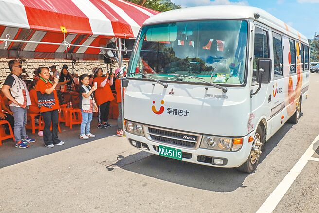 新竹縣已開通五峰等3鄉鎮幸福巴士，協助新埔鎮、芎林鄉、寶山鄉、峨眉鄉及湖口鄉行駛幸福巴士和幸福小黃，年底將通車，將可順利接軌竹客不續營的8條路線。（羅浚濱攝）